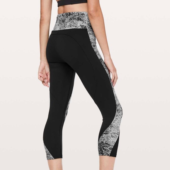 FABULOUS...Lululemon Sweat & Repeat Crop - Picture 2 of 10